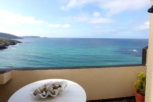 Malpica de Bergantinos Apartment | Elegant Apartment in Malpica with Sea View