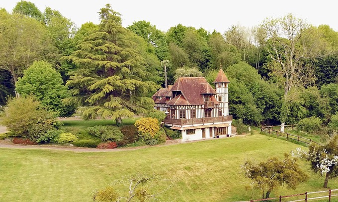 Bonneville-la-Louvet House | Elegant half-timbered manor with its SPA area, its English PUB and its Pianos