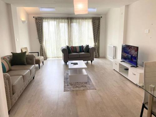 Basingstoke House | Elegant Home With Outdoor Space