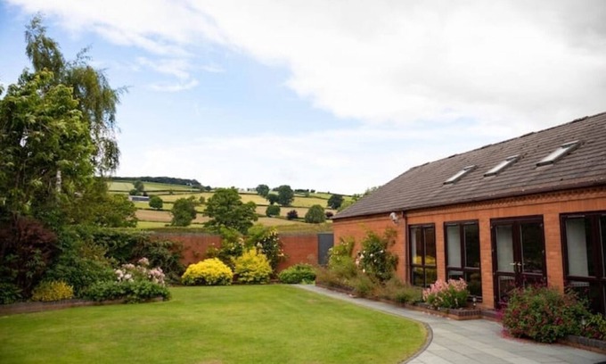 Kington House | Elegant Home with Pool & Sauna near Golf Course