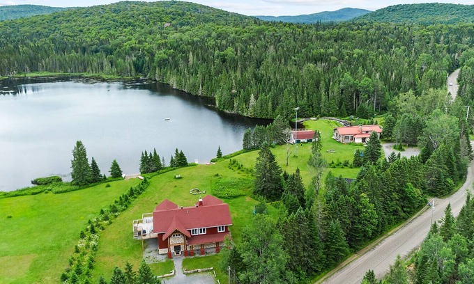 Val-des-Lacs Ski Chalet | Elegant Lake Front Chalet near Mont-Tremblant. SPA, pool table, BBQ, trampoline