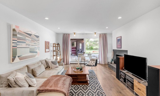 Central Boulder House | Elegant Mid Century Modern Ranch - Walk to Pearl and Hiking! EV Charger on Site.