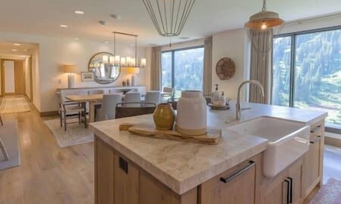 Salt Lake Mountain Resorts Hotel | Elegant Mountain Retreat with Stunning Views | Heated Pool and Prime Ski Access