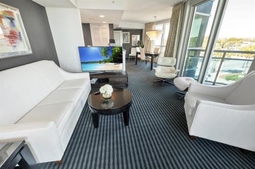 Downtown Myrtle Beach Apartment | Elegant retreat w beach access & hot tub