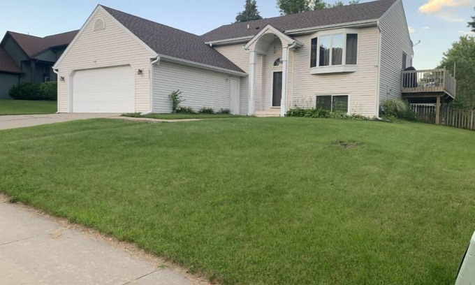 Rochester House | Elegant & Secure Family Abode Grand 4-Bedroom Retreat (Entire House)