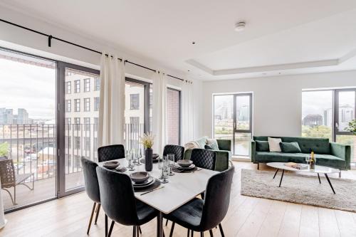 Docklands Apartment | Elegant & Spacious City Island Apt- Skyline View - WiFi - Netflix