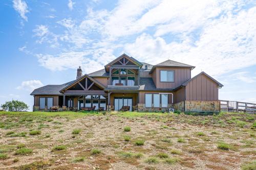 Rosston House | Elegant Sunset Meadow Ranch in Texas with Hot Tub