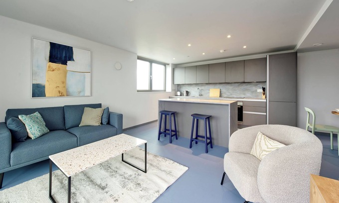 Poplar Apartment | Elegant two-bedroom apartment in vibrant Poplar
