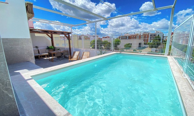 Nervion House | Elegant villa with Private Pool in Nervión close to metro, perfect for groups