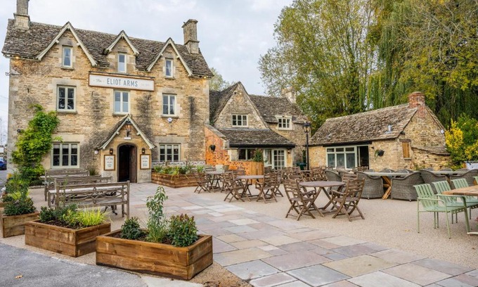 South Cerney Hotel | Eliot Arms