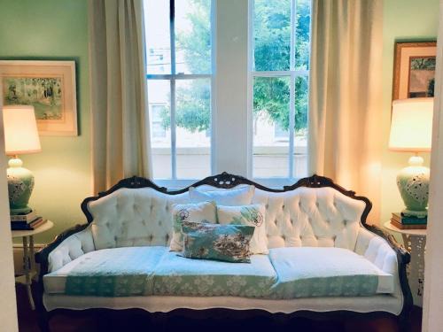 Mid-City House | Elisabeth House DOLLHOUSE, 6 BR, French Quarter, Streetcar sleeps 14!