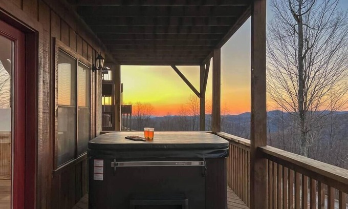 Wolf Laurel Cabin | ELK HAUS-Ski Hatley Pointe-Starlink-Hot Tub