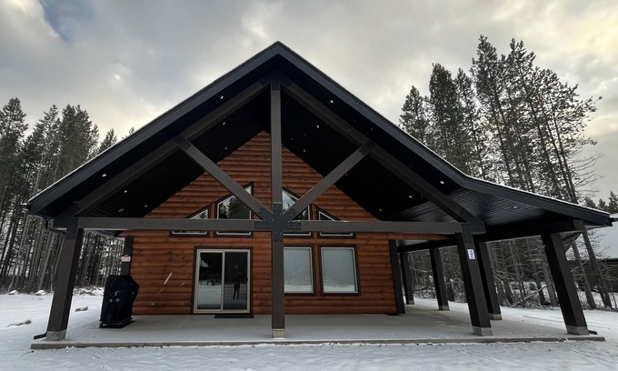 Valemount House | Elk Horn Cabin Rental - Pet Friendly!