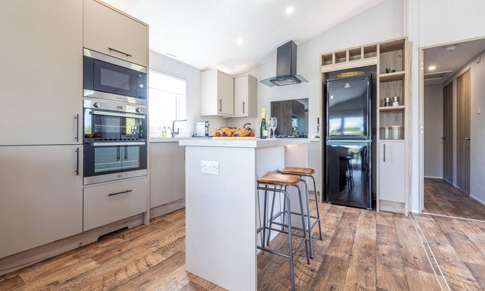 Woodhall Spa Cabin | Ella Lodge - Luxury lakeside lodge with hot tub