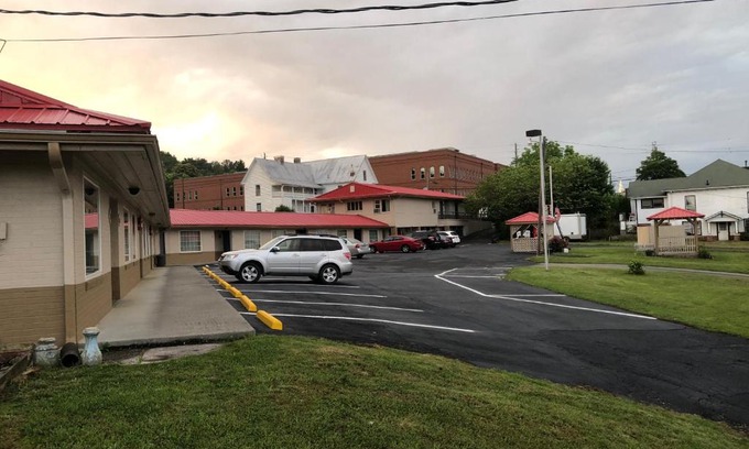 Ellijay Hotel | Ellijay Inn - Downtown Ellijay