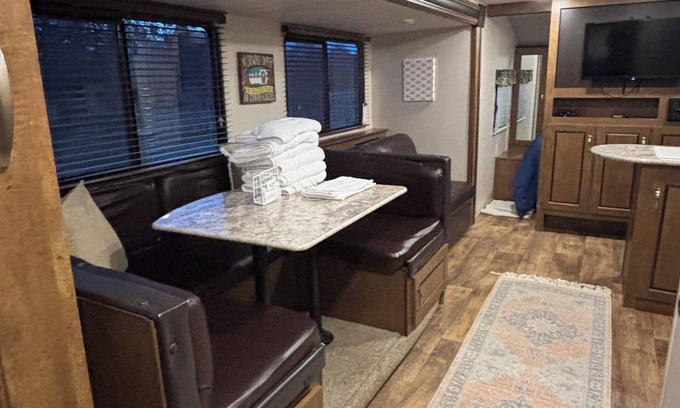 Round Top House | Elm Grove Camper- Less than 3 miles from Round Top proper