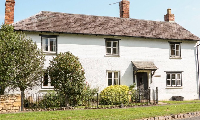 Quedgeley Cottage | ELMHURST COTTAGE, pet friendly, with open fire in Chipping Campden