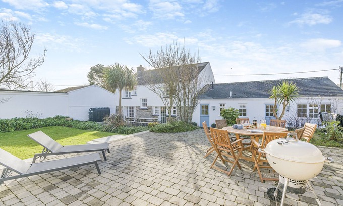 St Merryn House | Elmwood Cottage - Four Bedroom House, Sleeps 8