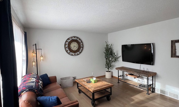 Rochester House | Elton Hills Park Quite 3-bedroom Spacious Home