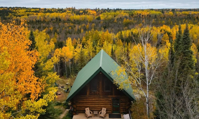 Ely Cabin | Ely Log Cabin - Off Grid+Solar+WiFi - 40 acres to roam