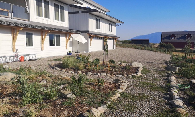 Central Kootenay House | Embedded between Selkirk and Purcell Mountains