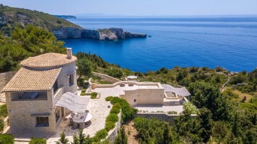 Mpogdanatika Villa | Emerald Blue Paxos