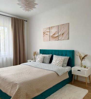 Tirnaveni Apartment | Emerald - Modern Central Apartment