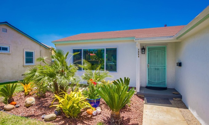Pacific Beach Cottage | Emerald Sea - 2 BD beach cottage with large yard - pet friendly