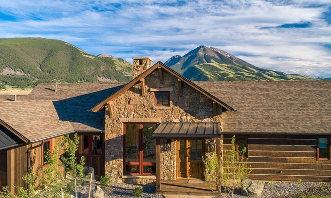 Pray House | Emigrant Peak Lodge ·Privacy, Firepit, near Chico and Yellowstone Park
