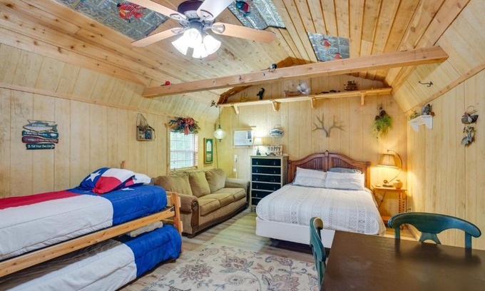 Emory Apartment | Emory Studio Cabin with Lake Fork Boat Access!
