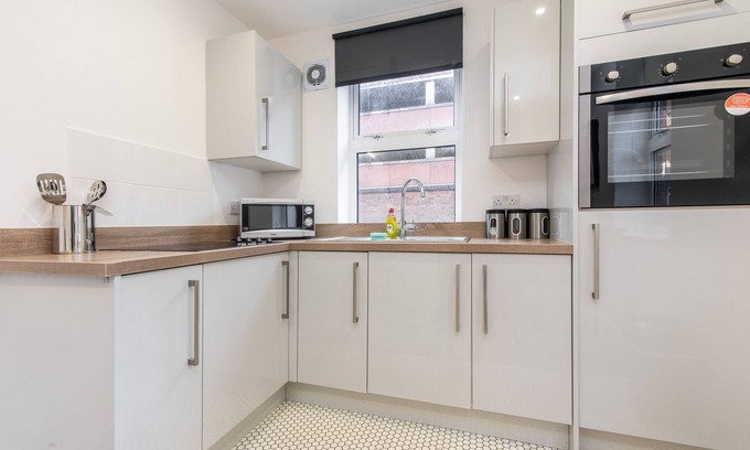Frampton on Severn Apartment | Emperor House Apt 4 - Short Walk to Stratford City Centre