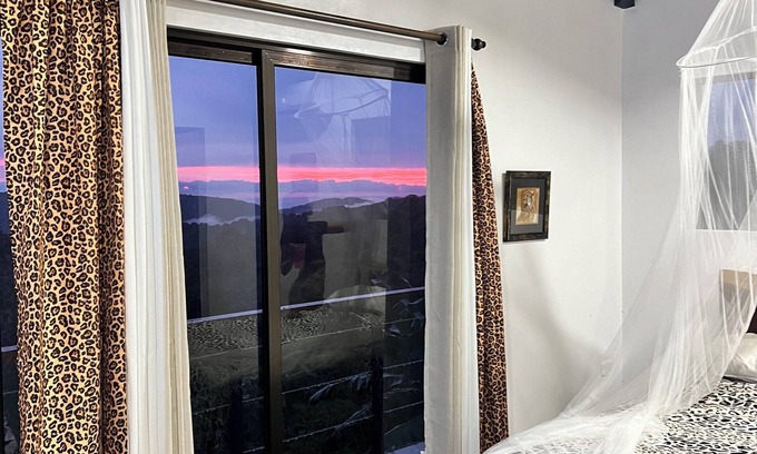 Curridabat Ski Chalet | Enchanting 3-bedroom mountain chalet WiFi AC. . Beautiful sunset views Hot Tub!