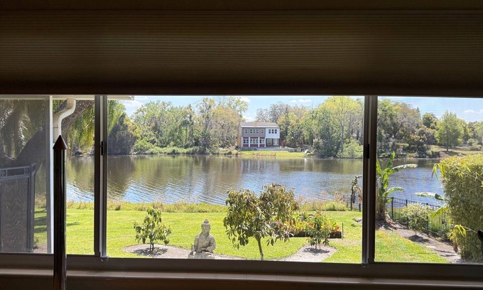 Altamonte Springs Apartment | Enchanting Lakefront Studio Private Parking Separate Entrance