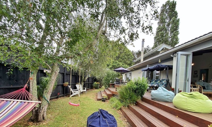 Arkles Bay House | Enchantingly peaceful bach near the beach