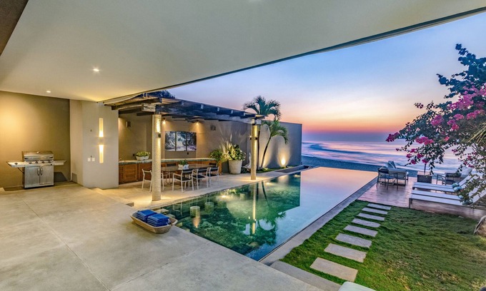 Santa Maria Huatulco Villa | Endless Views | Beachfront Home + Infinity Pool
