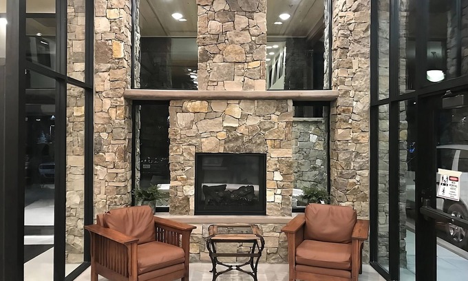 Tusayan House | Enjoy a Hassle-Free and Suiting Stay! 4 Convenient Units, Pool, Parking, Hot Tub