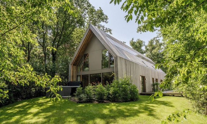 Zolder House | Enjoy a luxury vacation in the Lodge with Jacuzzi, accommodating 8 guests, set in a serene forest edge location.