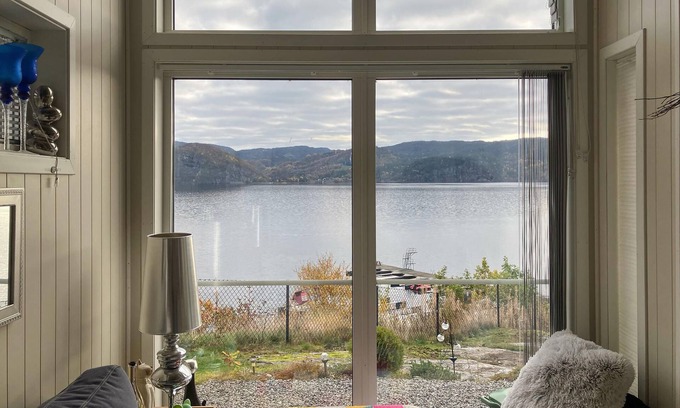 Lund House | Enjoy a unique panoramic view in this inviting vacation home on the lake.