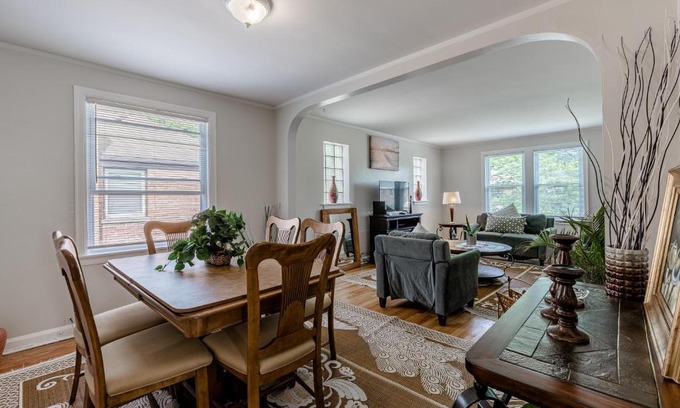 Evanston Apartment | Enjoy Evanston! Slow Down After a Busy Day Sight Seeing - Walking Distance from Public Transportation apts