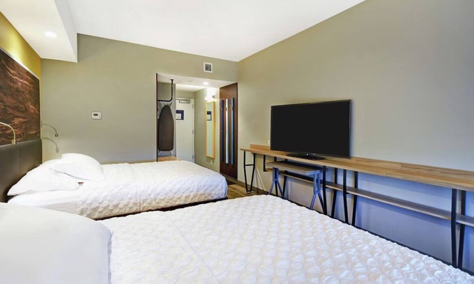 Portland House | Enjoy Free Hot Breakfast & Pet-Friendly Rooms next to the Airport - 3 Units