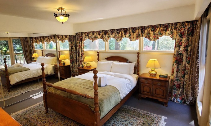 Hollyburn House | Enjoy in peace and a natural garden during your stay