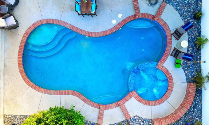 La Crescenta House | Enjoy La Crescenta Living. Work, Play, Swim.