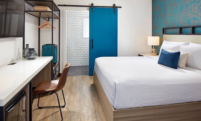 Beach Barber Tract Hotel | Enjoy Ocean Breezes in Charming Room in La Jolla, Steps to the Beach