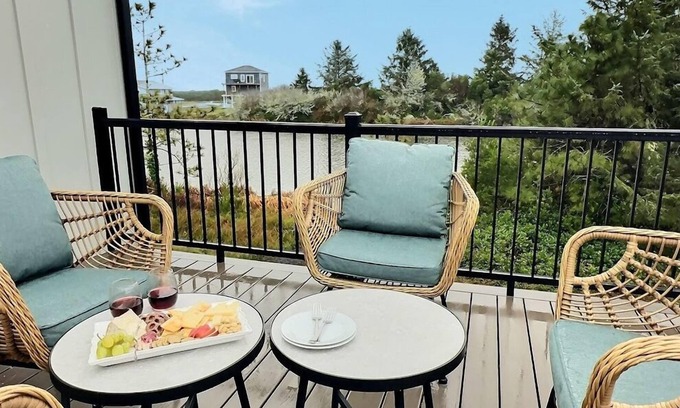 Ocean Shores House | Enjoy Razor Clamming and a Luxury waterfront home with views of the canal