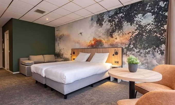 Roden Hotel | Enjoy Scenic Drenthe from a Serene Room Close to CBK Groningen
