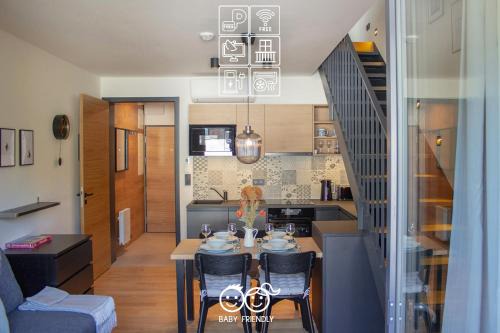 Harrachov Apartment | ENJOYHARRACHOV - Atraktivní klidný klimatizovaný apartmán 20 v centru Harrachova s parkováním, Wifi-WLAN, SAT, herní konzolí, Ipad, Netflix zdarma, možností dobíjení auta, výhledem do zahrady a na romantický kostelík