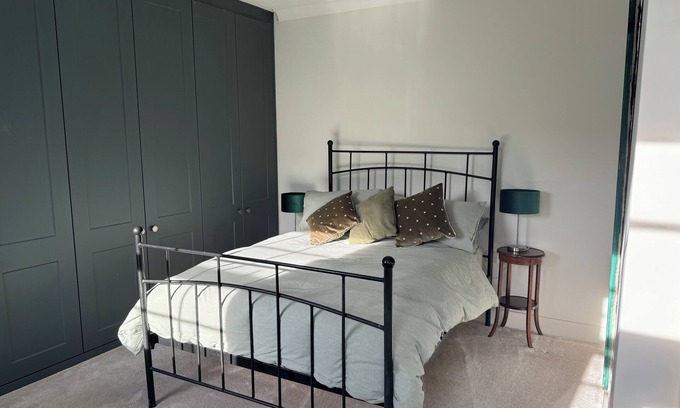 Lychpit Bed & Breakfast | Ensuite double bedroom