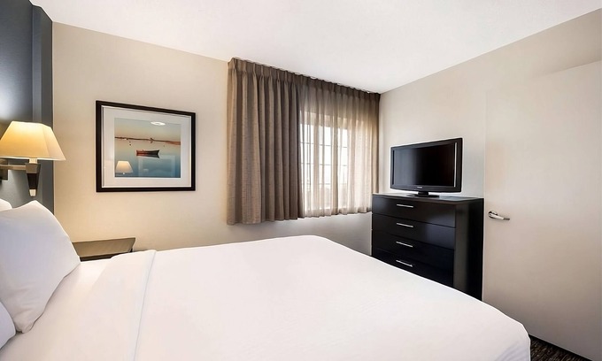 Warrenville Hotel | Ensuring a Very Comfortable & Memorable Stay! Minutes From Cosley Zoo