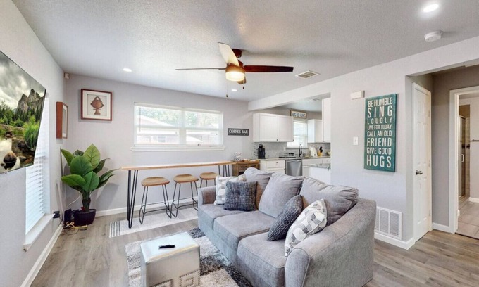Central Arlington House | Entertainment Central | Updated Cottage AT&T Stad.