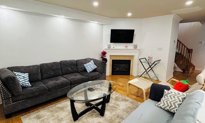 Vaughan House | Entire 2+ BDR home in Vaughan.